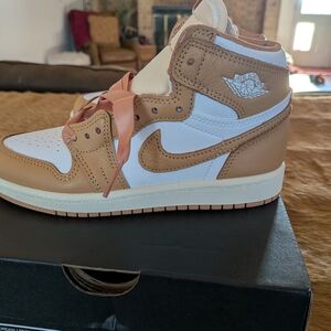 Nike Jordan 1 Retro's Kids High-Top Sneakers - Tan and White